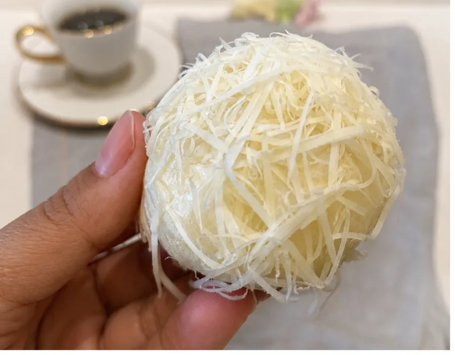 Pãozinho delícia tradicional coberto de queijo parmesão